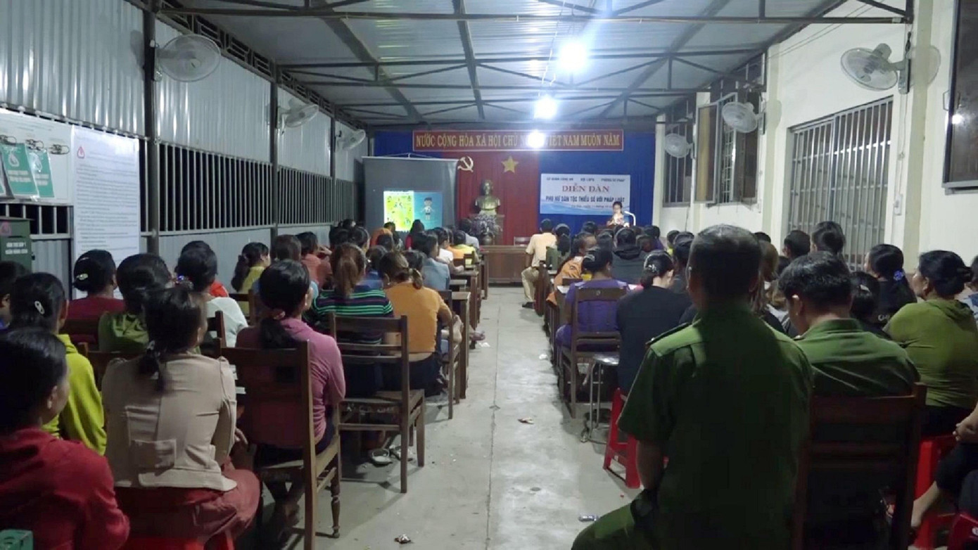 Trong các buổi sinh hoạt của thôn, buôn lồng ghép tuyên truyền Trong các buổi sinh hoạt của thôn, buôn lồng ghép tuyên truyền