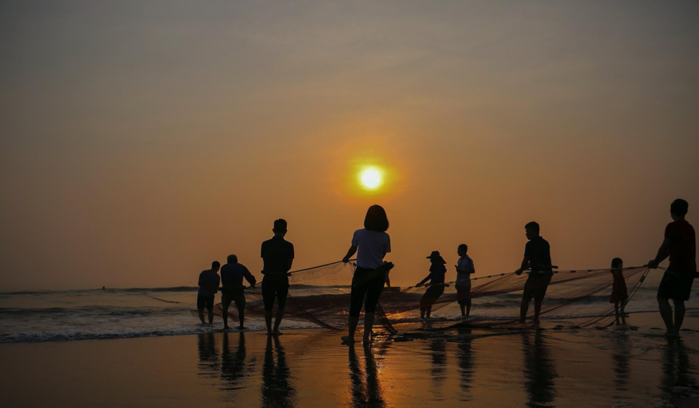 Nghề kéo lưới Rẻo, nghề truyền thống của ngư dân Cửa Lò. Với một chiếc thuyền thúng, vàng lưới, hai cuộn dây dài và lực lượng lao động khoảng hơn 10 người tham gia, mẻ lưới thường được kéo lên ven bờ lúc hừng đông mang theo nhiều tôm, cá, mực.