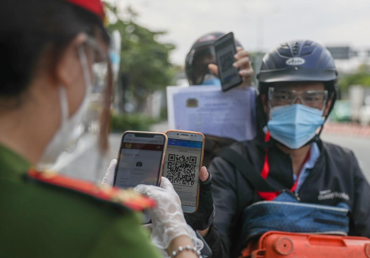 Người dân xuất trình mã QR Khai báo y tế được lưu trữ trong thư mục “Ví QR” trên Zalo. Ảnh: Y Kiện Người dân xuất trình mã QR Khai báo y tế được lưu trữ trong thư mục “Ví QR” trên Zalo. Ảnh: Y Kiện