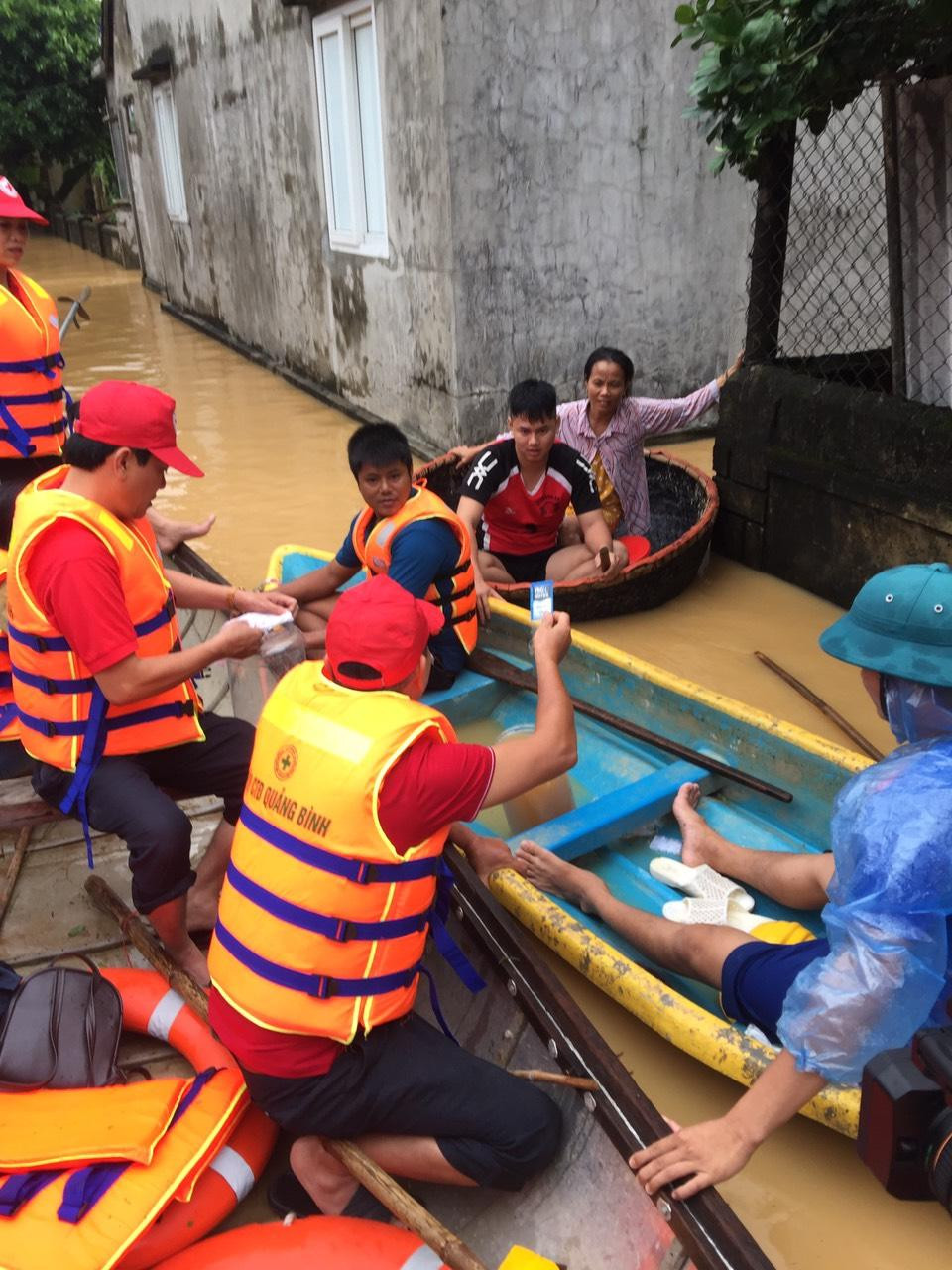 P&amp;G phối hợp cùng Hội Chữ Thập Đỏ Việt Nam hỗ trợ gói bột lọc nước cho cho người dân ở các tỉnh miền Trung bị ảnh hưởng bởi bão lũ năm 2020