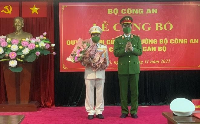 Thứ trưởng Nguyễn Duy Ngọc trao quyết định và chúc mừng Thượng tá Trần Quý Trường. Thứ trưởng Nguyễn Duy Ngọc trao quyết định và chúc mừng Thượng tá Trần Quý Trường.