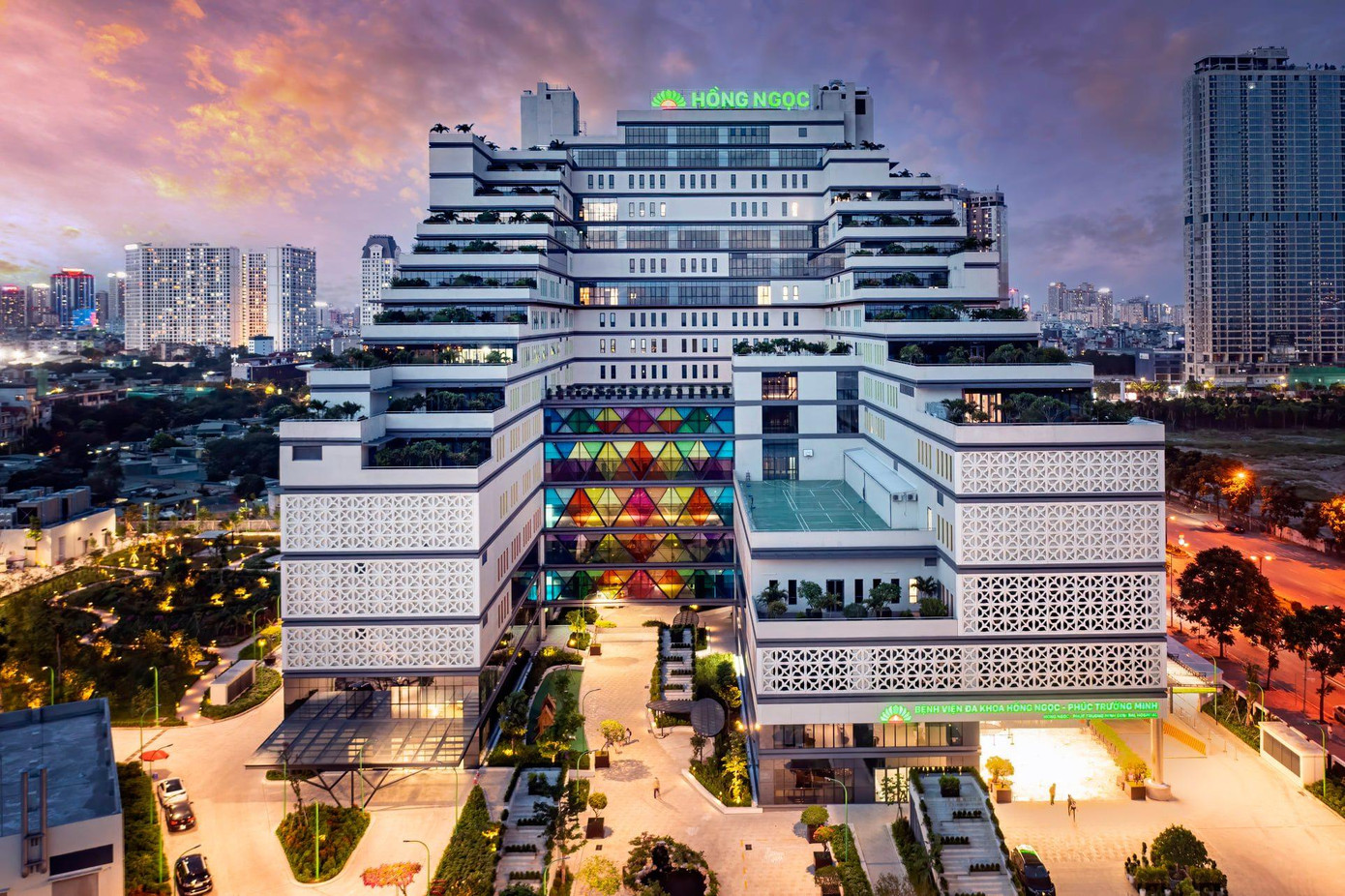 Ảnh chụp từ bên ngoài Bệnh viện Hồng Ngọc Phúc Trường Minh