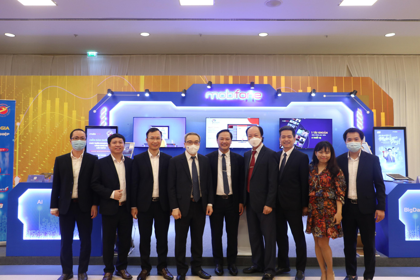 Các vị đại biểu và quan khách dự sự kiện tham quan gian hàng của MobiFone