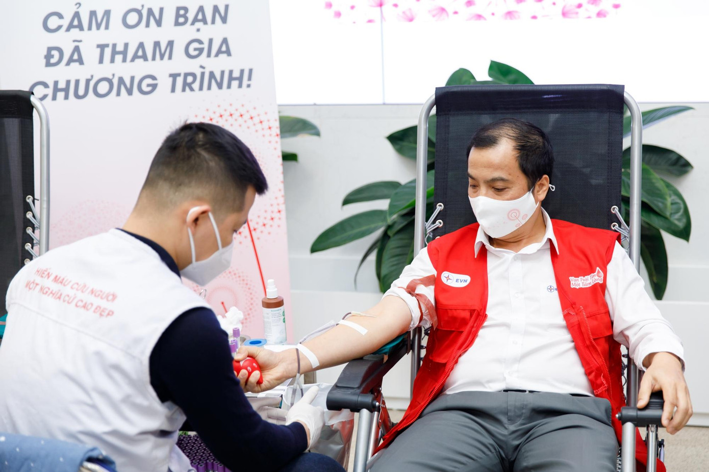 Phó tổng giám đốc EVN Ngô Sơn Hải tham gia hiến máu