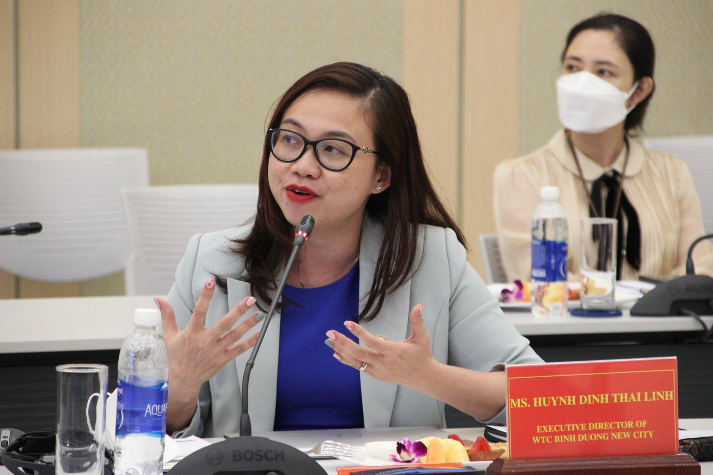 Bà Huỳnh Đinh Thái Linh – Giám đốc Trung tâm Thương mại Thế giới Thành phố mới Bình Dương (WTC BDNC) tham gia phát biểu tại hội nghị