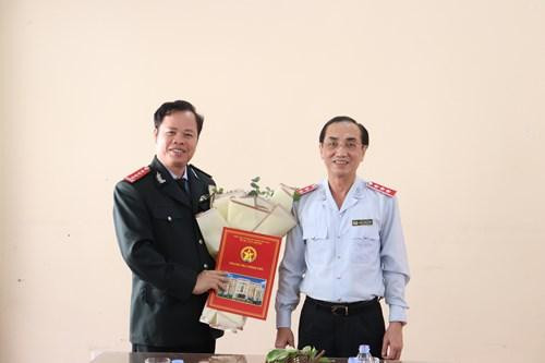 Phó Tổng Thanh tra Chính phủ Đặng Công Huẩn trao quyết định và chúc mừng đồng chí Lê Thế Chiến. Phó Tổng Thanh tra Chính phủ Đặng Công Huẩn trao quyết định và chúc mừng đồng chí Lê Thế Chiến.