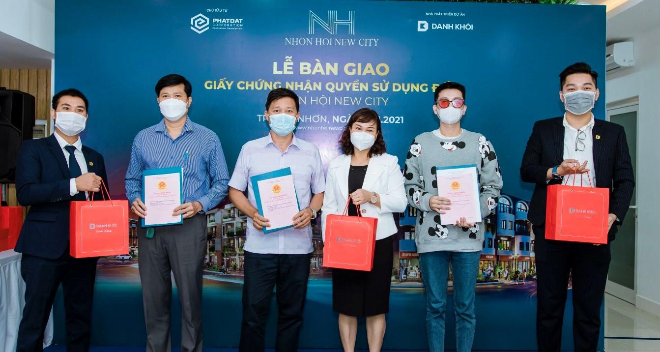 Khách hàng dự án Nhơn Hội New City nhận bàn giao sổ đỏ