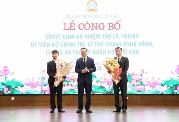 Phó Chánh án TANDTC trao quyết định và chúc mừng các đồng chí Nguyễn Xuân Kỳ, Trần Ngọc Thành. Phó Chánh án TANDTC trao quyết định và chúc mừng các đồng chí Nguyễn Xuân Kỳ, Trần Ngọc Thành.