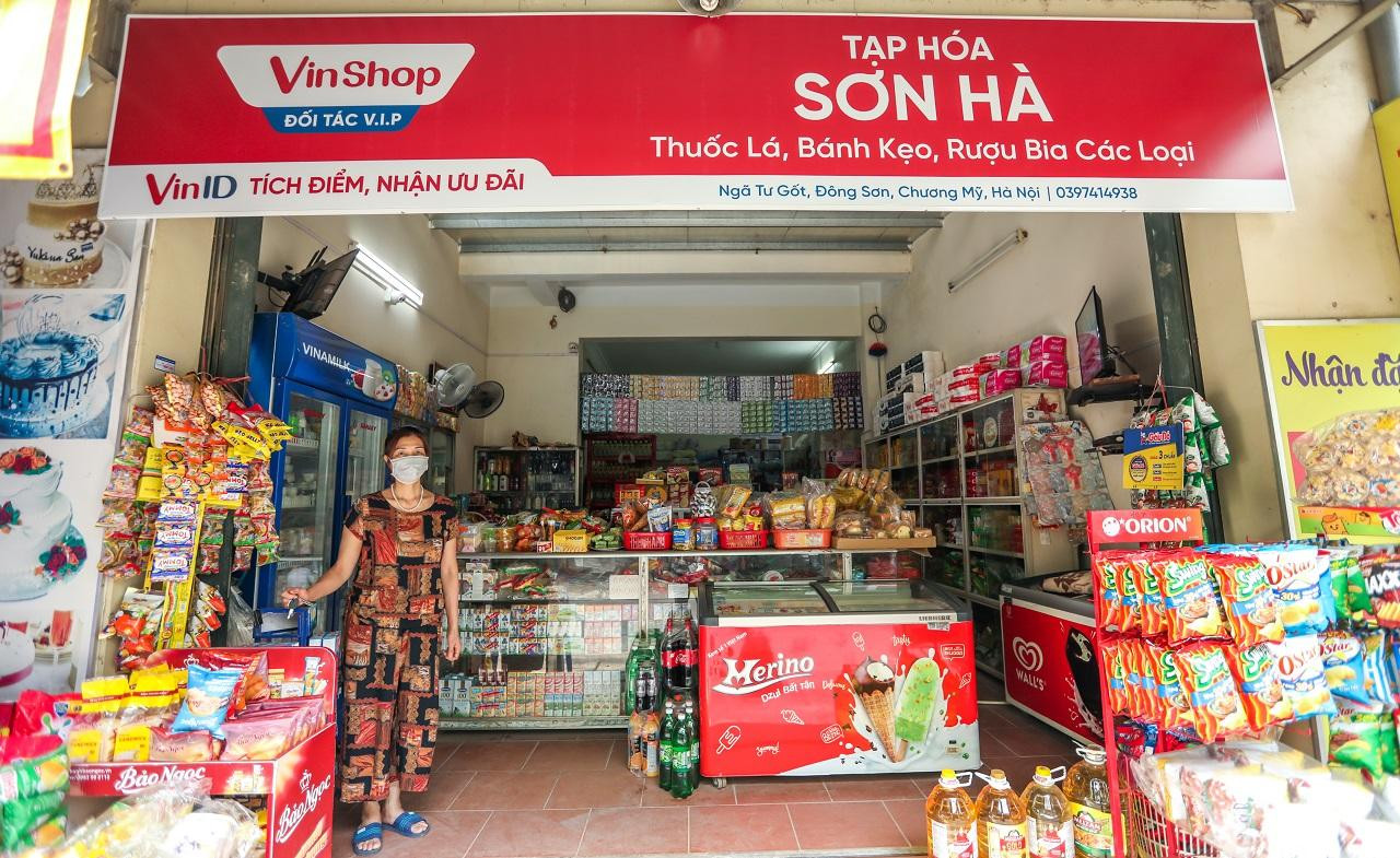 VinShop đang “phủ đỏ” mọi ngõ ngách, lên đời công nghệ hơn 80.000 cửa hàng tạp hóa. VinShop đang “phủ đỏ” mọi ngõ ngách, lên đời công nghệ hơn 80.000 cửa hàng tạp hóa.