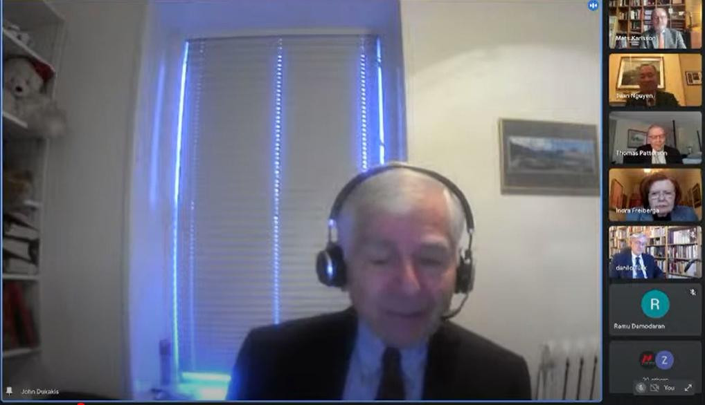 Ảnh chụp từ màn hình: Ông Michael Dukakis - cựu Thống đốc bang Massachusetts, Chủ tịch Diễn đàn Toàn cầu Boston