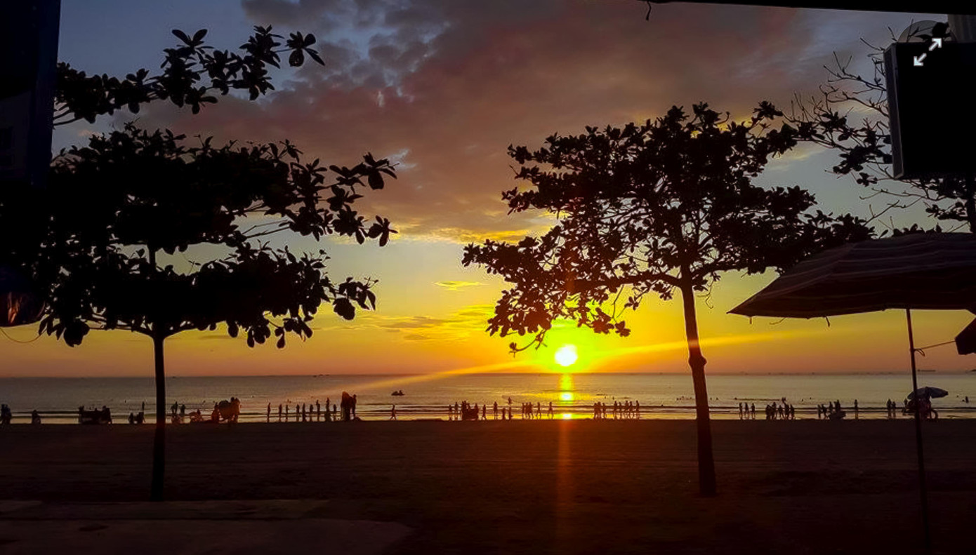 Cửa Lò là điểm du lịch lý tưởng với bãi cát phẳng dài, cát mịn và làn nước trong xanh. Còn gì thú vị hơn mỗi sáng mai thức dậy ngắm bình minh ló rạng ở đường chân trời, dạo bộ ven bờ biển, tận hưởng không khí trong lành.