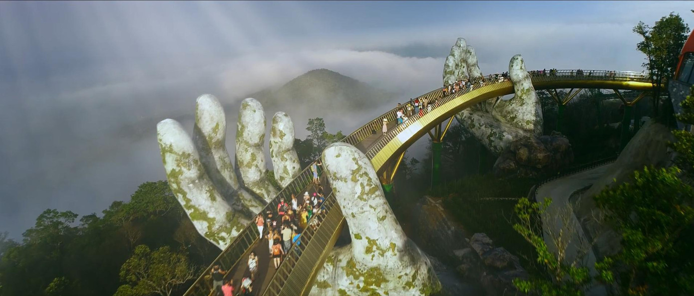 Cây cầu Vàng nổi tiếng tại Đà Nẵng cũng xuất hiện trong đoạn phim.