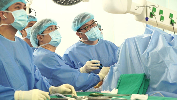 Hình ảnh mổ nội soi khâu phục hồi tổn thương SLAP tại bệnh viện Đa Khoa Quốc Tế Vinmec Times city Hình ảnh mổ nội soi khâu phục hồi tổn thương SLAP tại bệnh viện Đa Khoa Quốc Tế Vinmec Times city