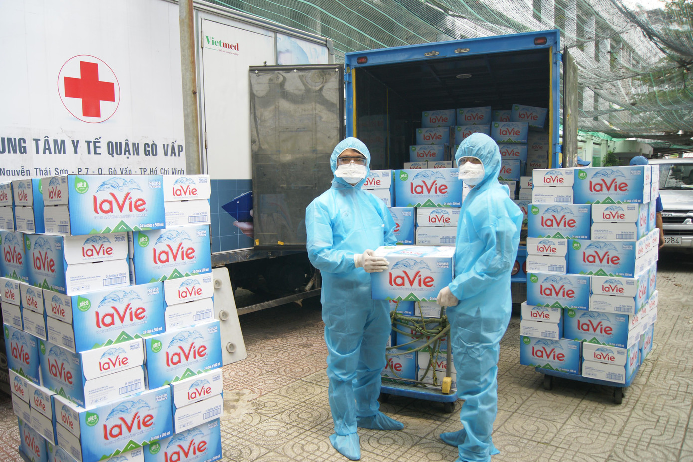 Trong năm 2021, La Vie đã hỗ trợ khoảng 350.000 lít nước uống đến cộng đồng và các tuyến đầu chống dịch Covid-19 Trong năm 2021, La Vie đã hỗ trợ khoảng 350.000 lít nước uống đến cộng đồng và các tuyến đầu chống dịch Covid-19