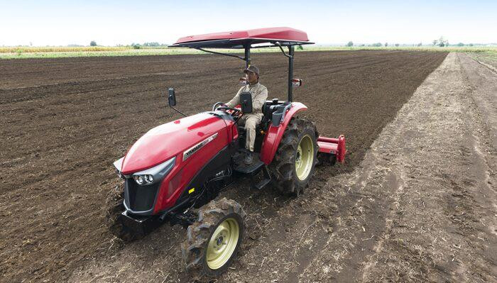 Máy cày YM357A và dàn xới phía sau, đất sau khi xới sẽ tơi, mịn