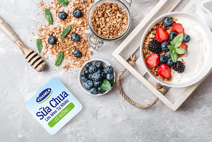 Sữa chua là bí quyết kiểm soát cân nặng và chăm sóc sắc đẹp của nhiều chị em. Ảnh: Vinamilk Sữa chua là bí quyết kiểm soát cân nặng và chăm sóc sắc đẹp của nhiều chị em. Ảnh: Vinamilk