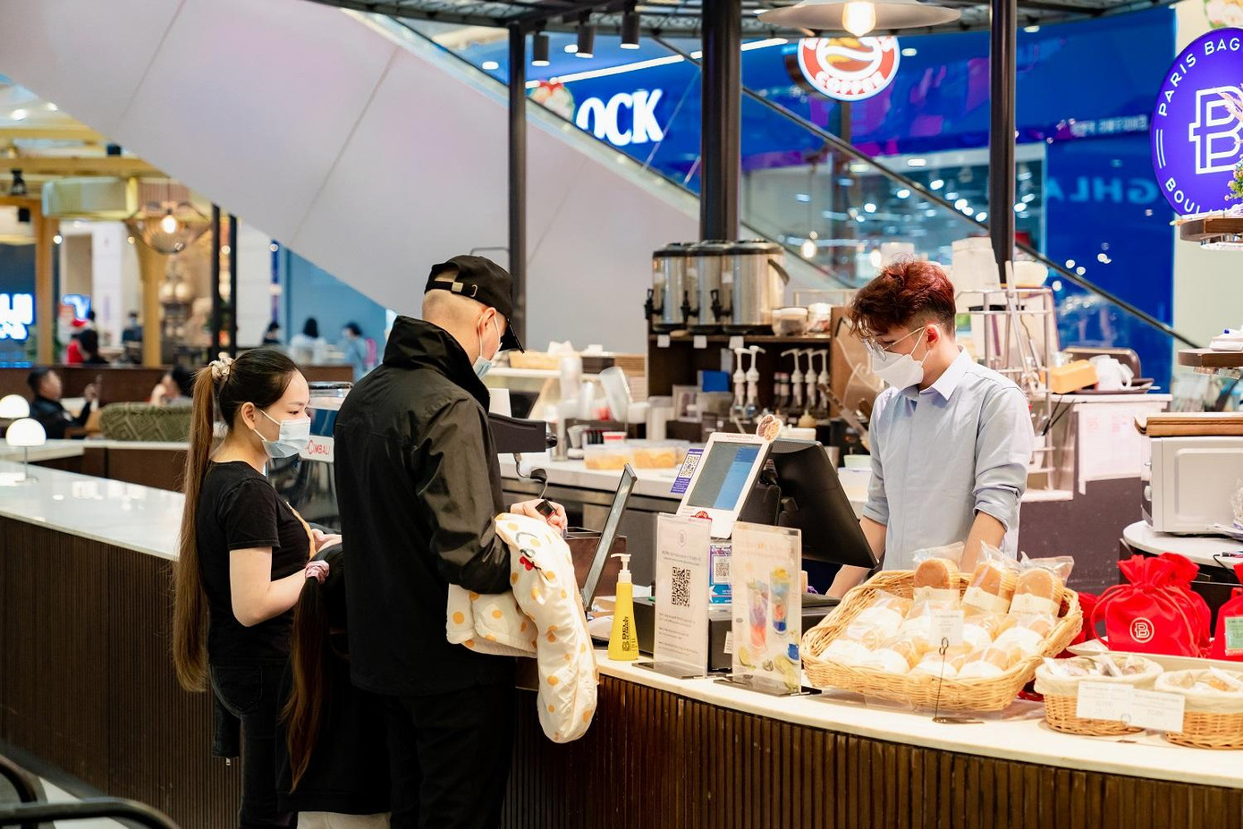 Tuân thủ quy định phòng chống dịch mới của TP. Hà Nội, các cửa hàng ăn, uống tại một số TTTM Vincom đã chuyển sang bán mang về và giao hàng. Đồng thời tăng cường các biện pháp phòng dịch và chú trọng đảm bảo vệ sinh để phục vụ nhu cầu của khách hàng, nhất là trong dịp nghỉ Tết dương của các gia đình.