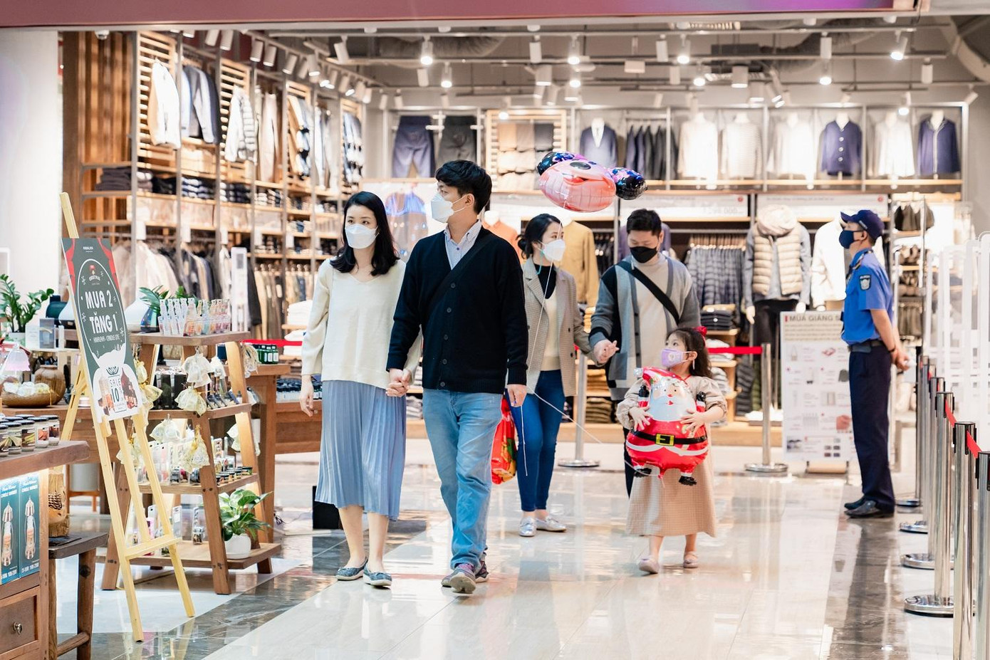 Đối với mọi người, những ngày nghỉ Tết dương lịch là dịp để nghỉ ngơi, cũng là thời gian để tranh thủ mua sắm những món đồ yêu thích và mọi thứ thiết yếu cho gia đình