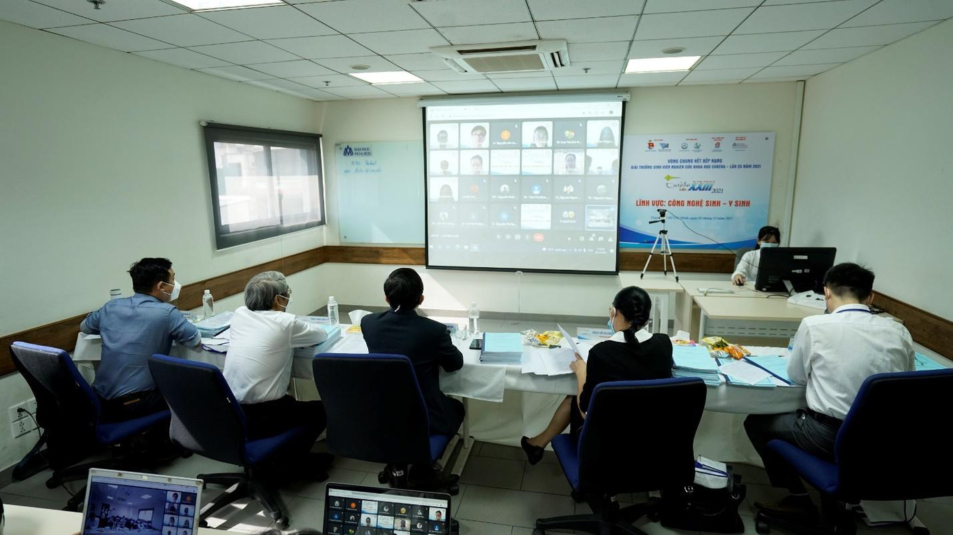 Các đội thi trình bày đề tài nghiên cứu khoa học trước Hội đồng khoa học theo hình thức trực tuyến