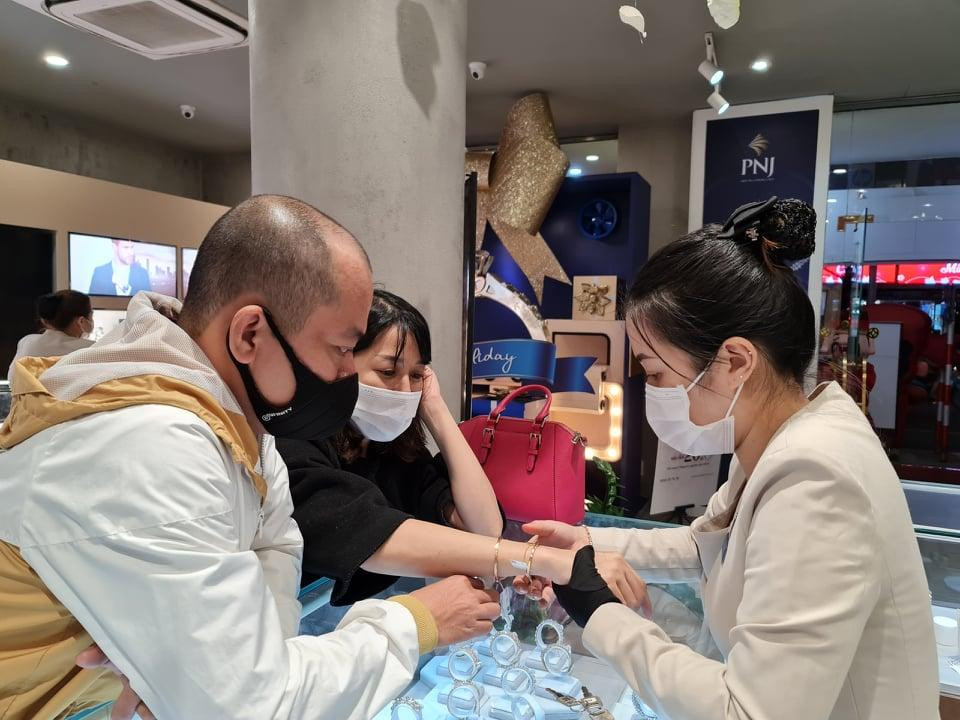 Khách hàng được tư vấn để chọn lựa sản phẩm phù hợp với phong cách thời trang cá nhân