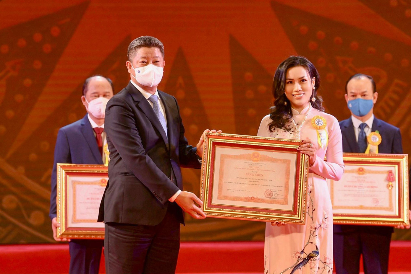 Bà Phạm Thị Vân Hà - Phó Tổng Giám đốc, đại diện TNG Holdings Vietnam nhận bằng khen của Thủ tướng Chính phủ