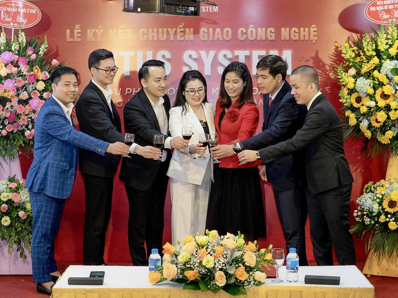 Đội ngũ Ban lãnh đạo nâng ly quyết tâm, đồng lòng đưa Vitus System trở thành chìa khóa bán hàng “vạn năng”