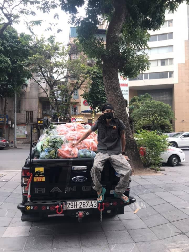 Anh Hoàn trong một chuyến giải cứu nông sản giúp bà con vùng dịch (Ảnh: NVCC)