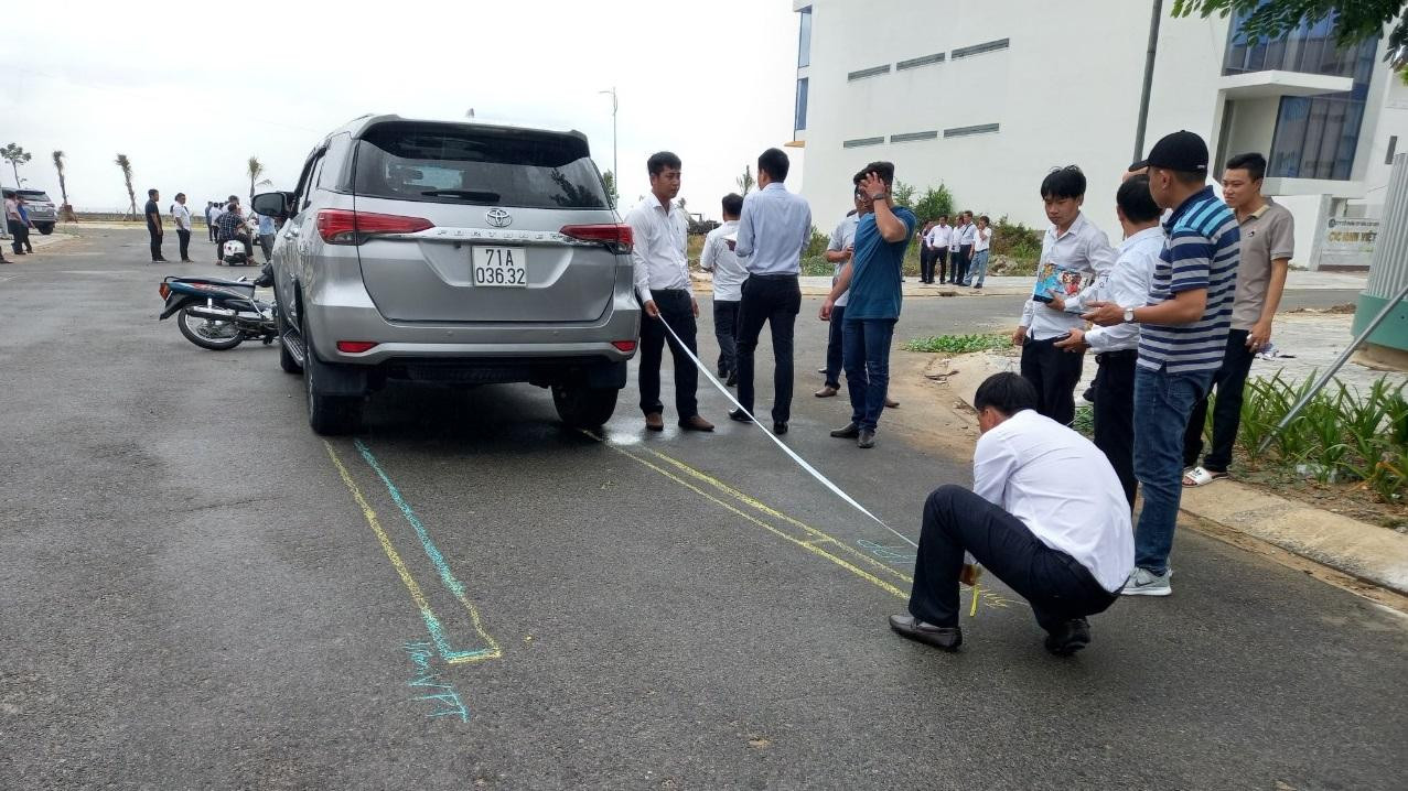 Nhân viên doanh nghiệp bảo hiểm đang giám định hiện trường và thiệt hại để làm cơ sở giải quyết bồi thường bên cạnh việc thu thập hồ sơ của cơ quan xử lý tai nạn. Nhân viên doanh nghiệp bảo hiểm đang giám định hiện trường và thiệt hại để làm cơ sở giải quyết bồi thường bên cạnh việc thu thập hồ sơ của cơ quan xử lý tai nạn.