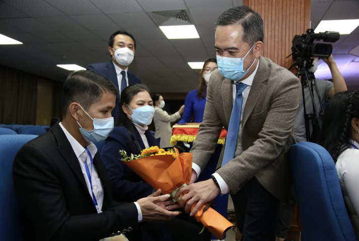 Tuyên dương và trao tặng quà cho nghị lực phi thường của các tấm gương toả sáng Tuyên dương và trao tặng quà cho nghị lực phi thường của các tấm gương toả sáng