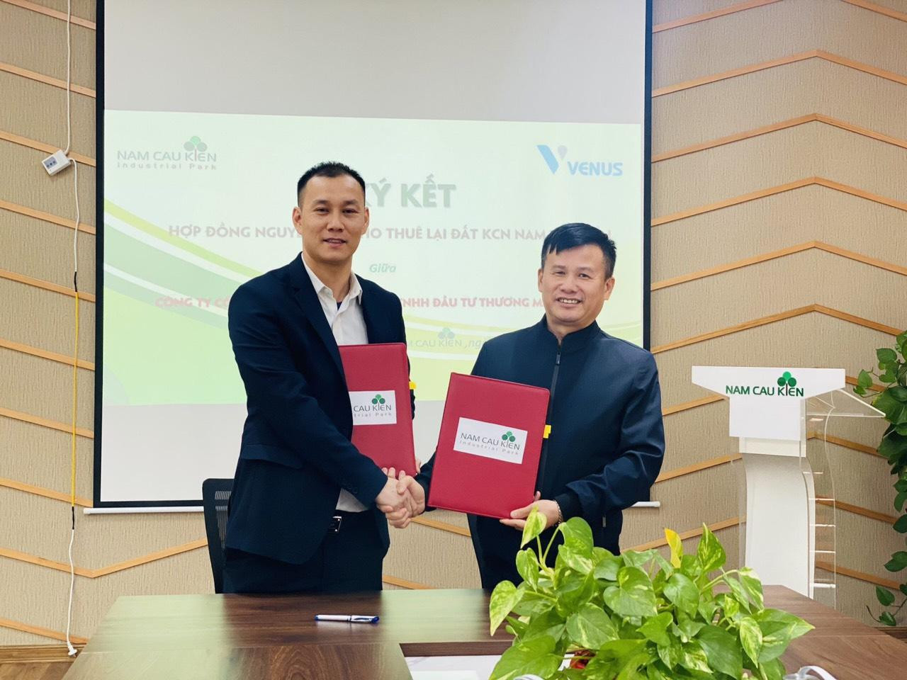 CEO Lê Minh Khoa tại lễ ký kết chính thức triển khai dự án xây dựng nhà máy sản xuất TPBVSK đạt chuẩn GMP. CEO Lê Minh Khoa tại lễ ký kết chính thức triển khai dự án xây dựng nhà máy sản xuất TPBVSK đạt chuẩn GMP.