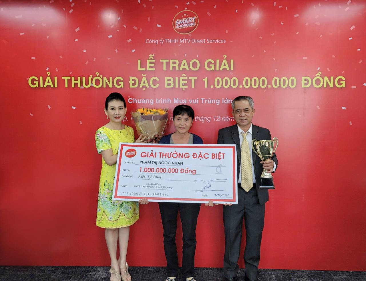NSƯT Mỹ Uyên và ông Trần Văn Hùng - Chủ tịch Hội đồng xét chọn giài thưởng Smart Shopping trao Giải thưởng 1.000.000.000 Đồng và Cúp cho khách hàng Phạm Thị Ngọc Nhan