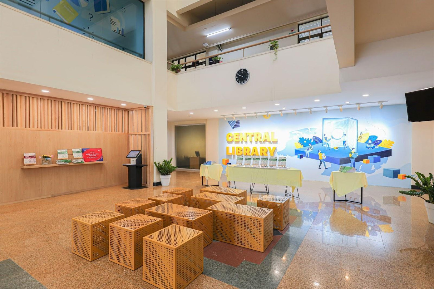 Sinh viên có thể tự do lựa chọn sách và đọc ngay tại chỗ với thiết kế phòng đọc nối liền kho sách.