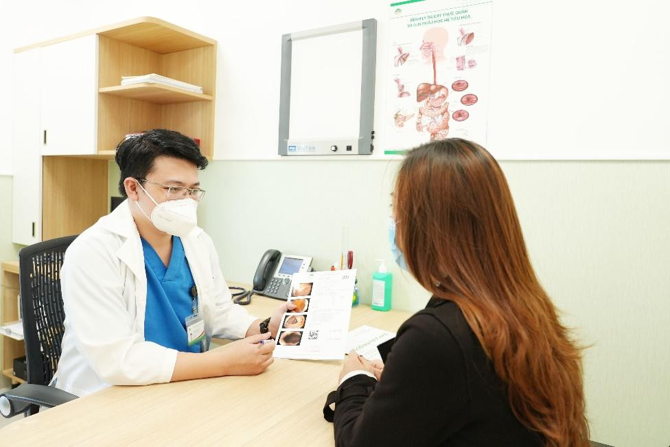 Bác sĩ Đinh Quốc Anh tư vấn điều trị cho bệnh nhân T.T.H. Nhung Bác sĩ Đinh Quốc Anh tư vấn điều trị cho bệnh nhân T.T.H. Nhung