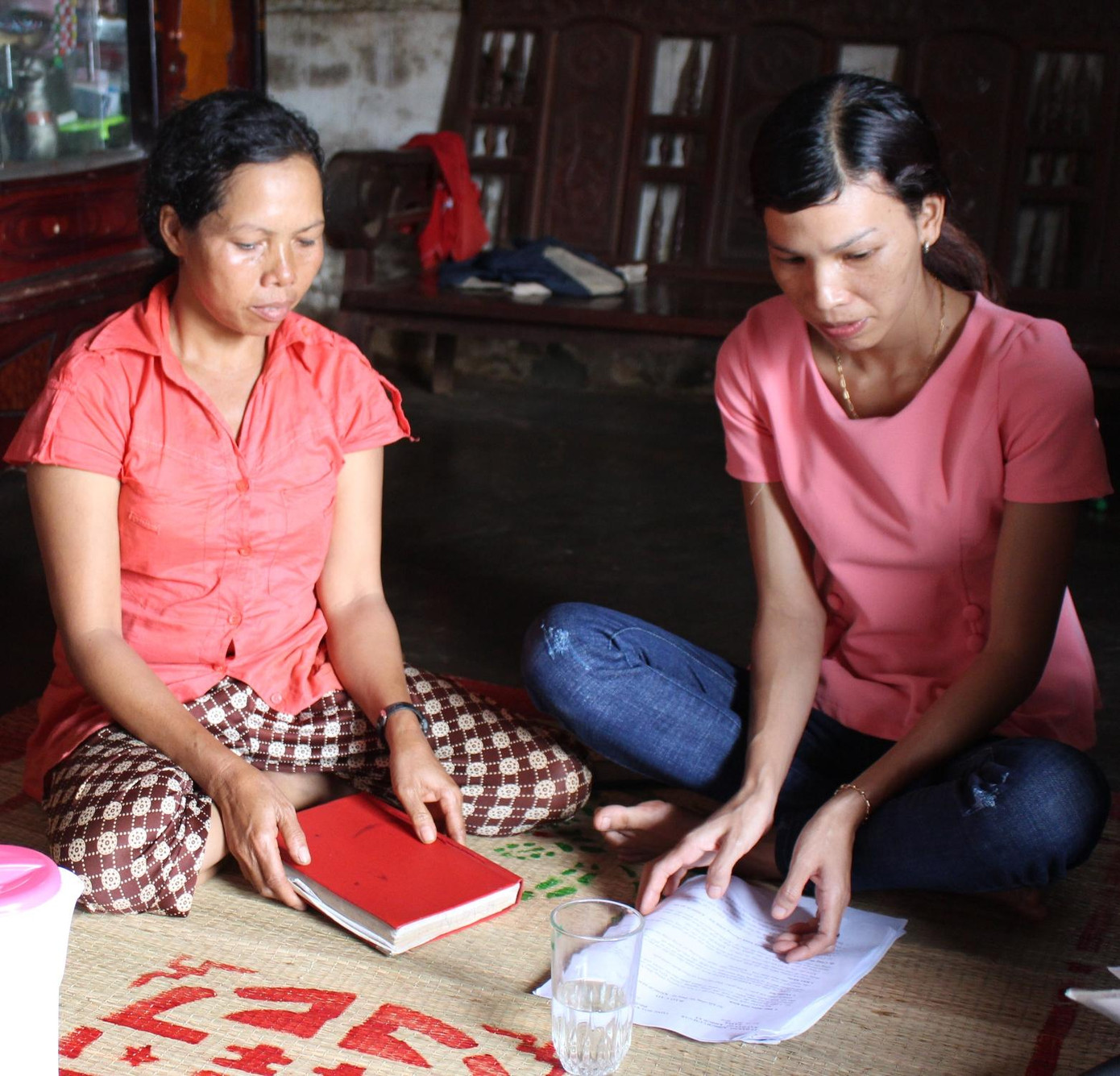 Cán bộ dân số các xã vùng sâu phối hợp cộng tác viên dân số thôn, buôn có nhiều hình thức tuyên truyền phù hợp