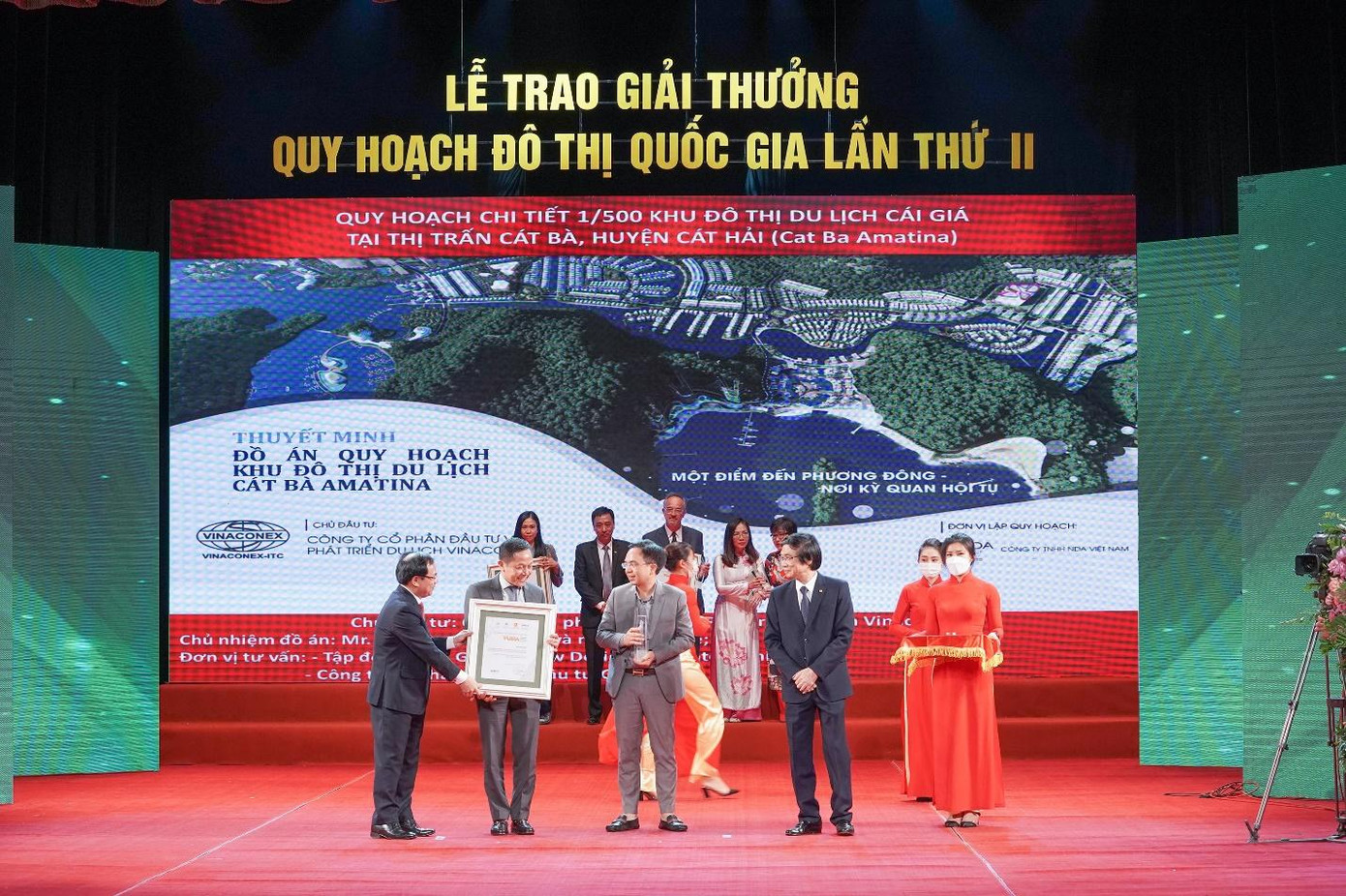 Ông Lê Văn huy- Tổng Giám đốc Công ty Cổ phần Đầu tư và Phát triển du lịch Vinaconex – đại diện chủ đầu tư; Ông Đỗ Bình Minh- Phó Giám đốc Cổ phần Tư vấn Đầu tư GLOPAN đại diện đơn vị tư vấn dự án Cát Bà Amatina nhận giải thưởng Đặc biệt Ông Lê Văn huy- Tổng Giám đốc Công ty Cổ phần Đầu tư và Phát triển du lịch Vinaconex – đại diện chủ đầu tư; Ông Đỗ Bình Minh- Phó Giám đốc Cổ phần Tư vấn Đầu tư GLOPAN đại diện đơn vị tư vấn dự án Cát Bà Amatina nhận giải thưởng Đặc biệt