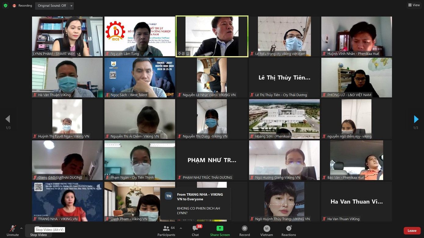 Các chuyên gia Hàn Quốc và đại diện doanh nghiệp tham gia trực tuyến buổi lễ qua nền tảng zoom.