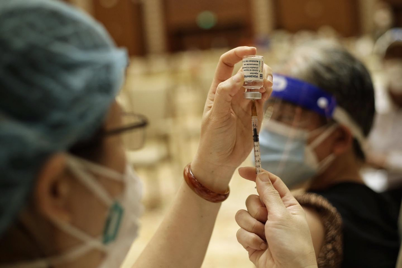 Người dân Quy Nhơn được tiêm phòng COVID-19 trên diện rộng. (Ảnh: FLC Group)