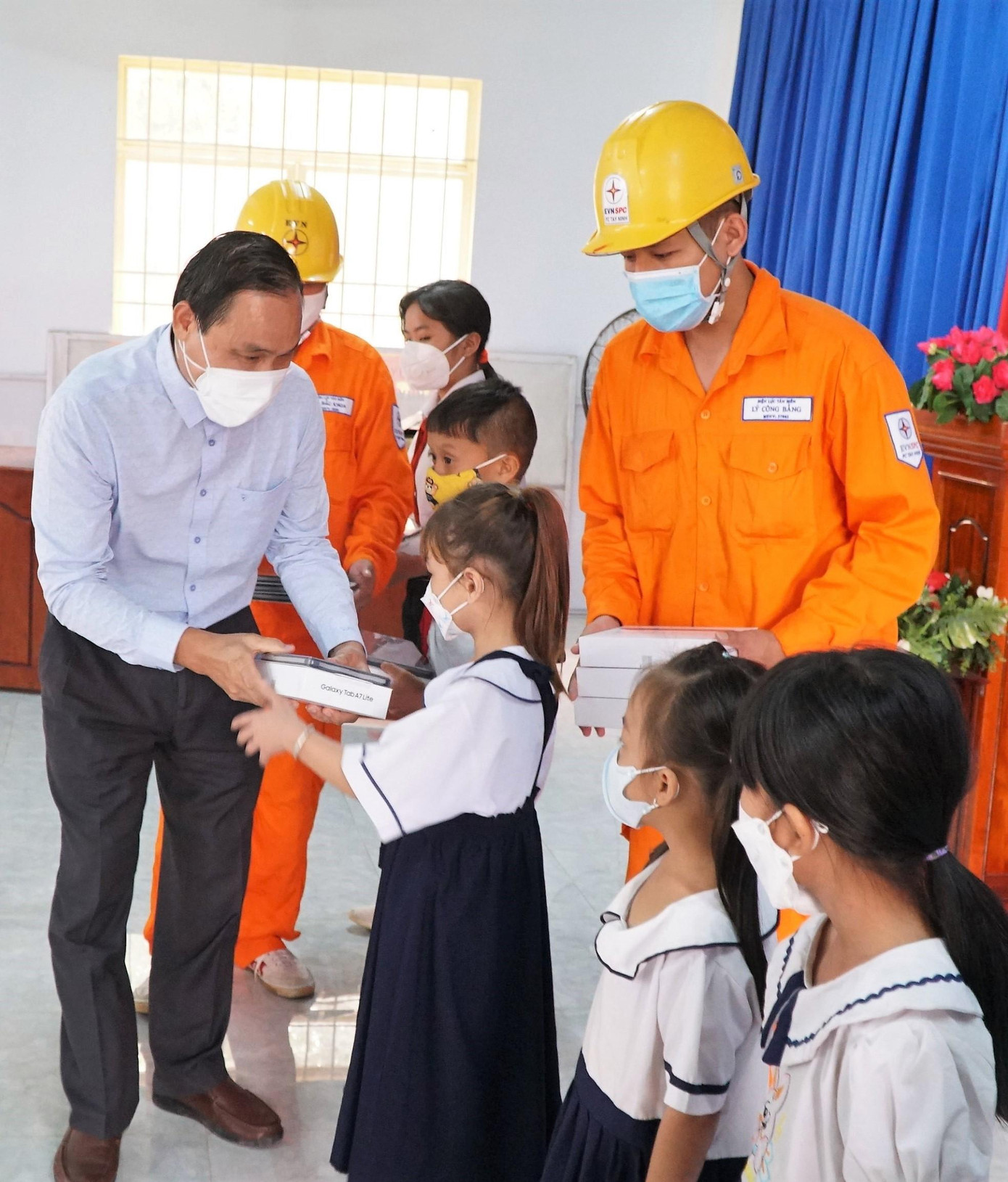 Chủ tịch HĐTV EVNSPC Nguyễn Văn Hợp trao máy tính bảng cho học sinh khó khăn tại Tây Ninh Chủ tịch HĐTV EVNSPC Nguyễn Văn Hợp trao máy tính bảng cho học sinh khó khăn tại Tây Ninh