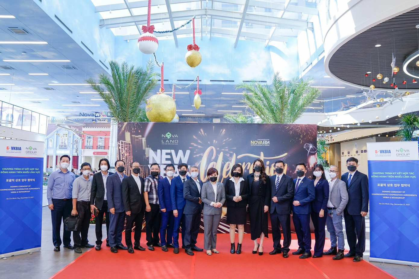 Đại diện VKBIA và NovaGroup chụp hình lưu niệm tại sự kiện