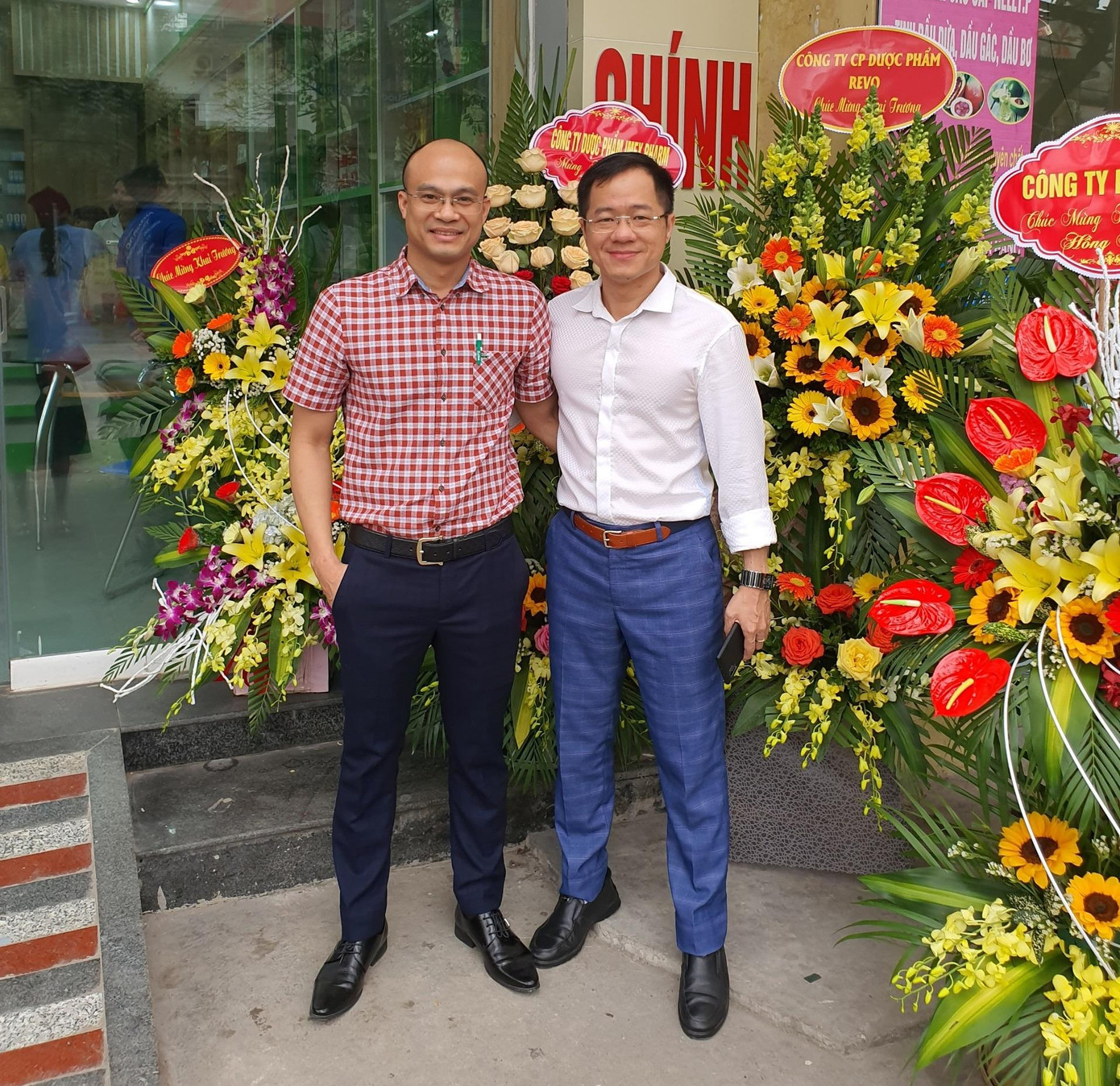 Ông Nguyễn Huy Hoàn (áo hồng - chủ hệ thống nhà thuốc Á Đông) chụp ảnh lưu niệm cùng đại diện đơn vị phân phối men vi sinh DHC