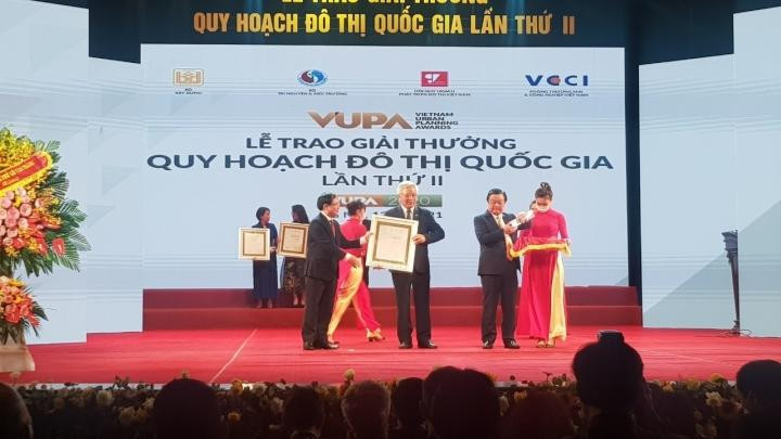 Ông Đào Ngọc Thanh - Chủ tịch HĐQT Tổng công ty CP Vinaconex đồng thời cũng là Chủ tịch Vinaconex-ITC (Chủ đầu tư dự án Cát Bà Amatina) được trao danh hiệu cá nhân xuất sắc tiêu biểu. Ông Đào Ngọc Thanh - Chủ tịch HĐQT Tổng công ty CP Vinaconex đồng thời cũng là Chủ tịch Vinaconex-ITC (Chủ đầu tư dự án Cát Bà Amatina) được trao danh hiệu cá nhân xuất sắc tiêu biểu.