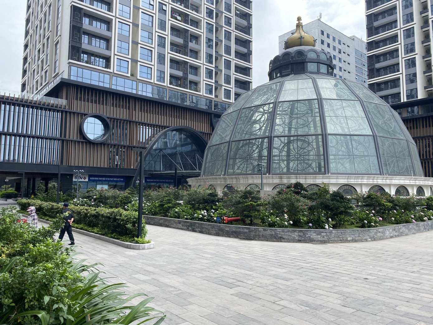 Giữa các lối đi đều được trang trí bằng các tiểu cảnh cây xanh tạo không gian mát mẻ, gần gũi với thiên nhiên