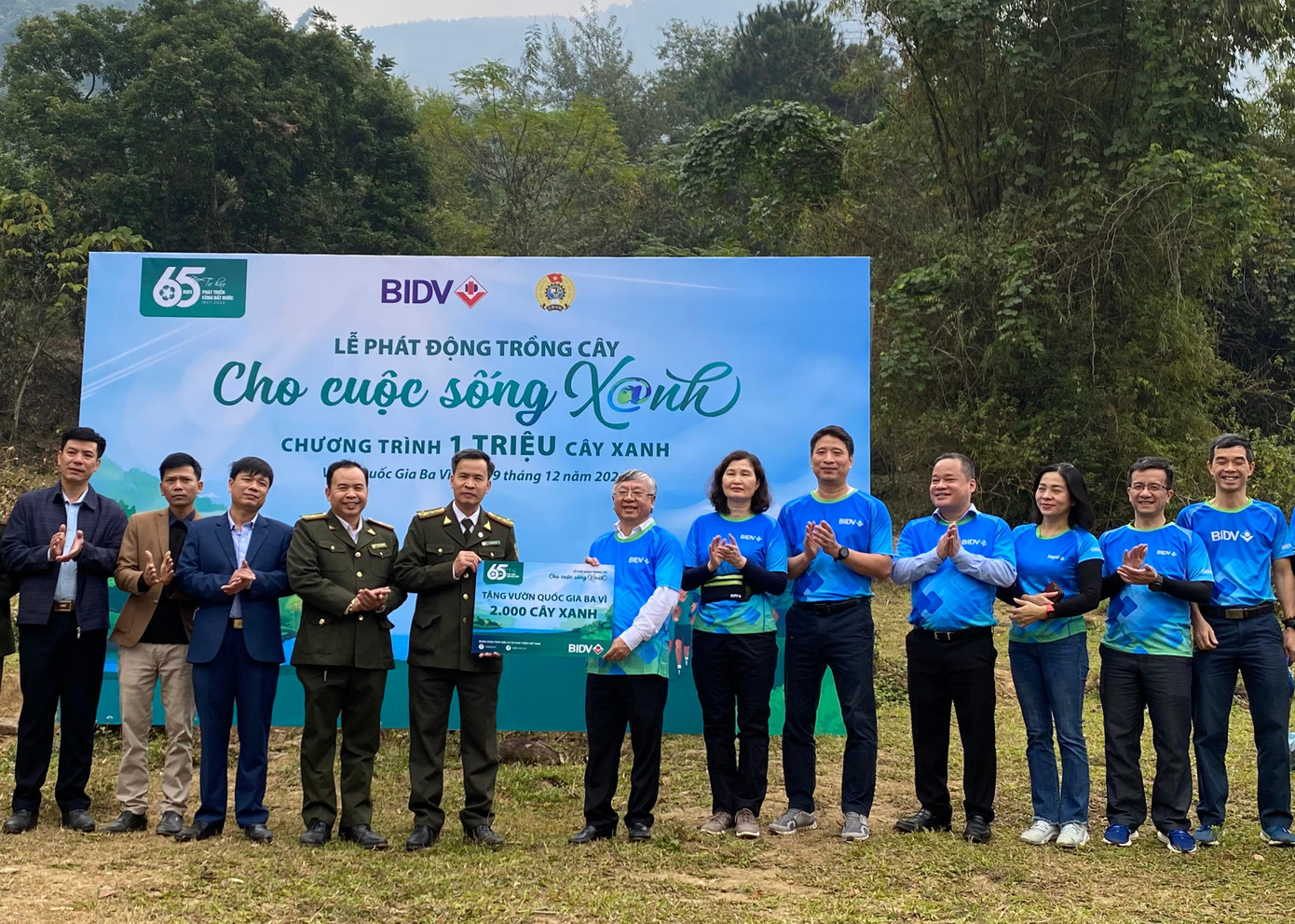 Lãnh đạo BIDV trao 2000 cây xanh cho Vườn Quốc gia Ba Vì.