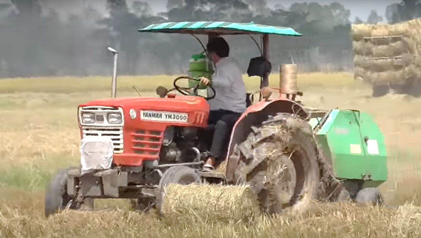 Máy kéo YANMAR YM300 cũ đang cuốn rơm