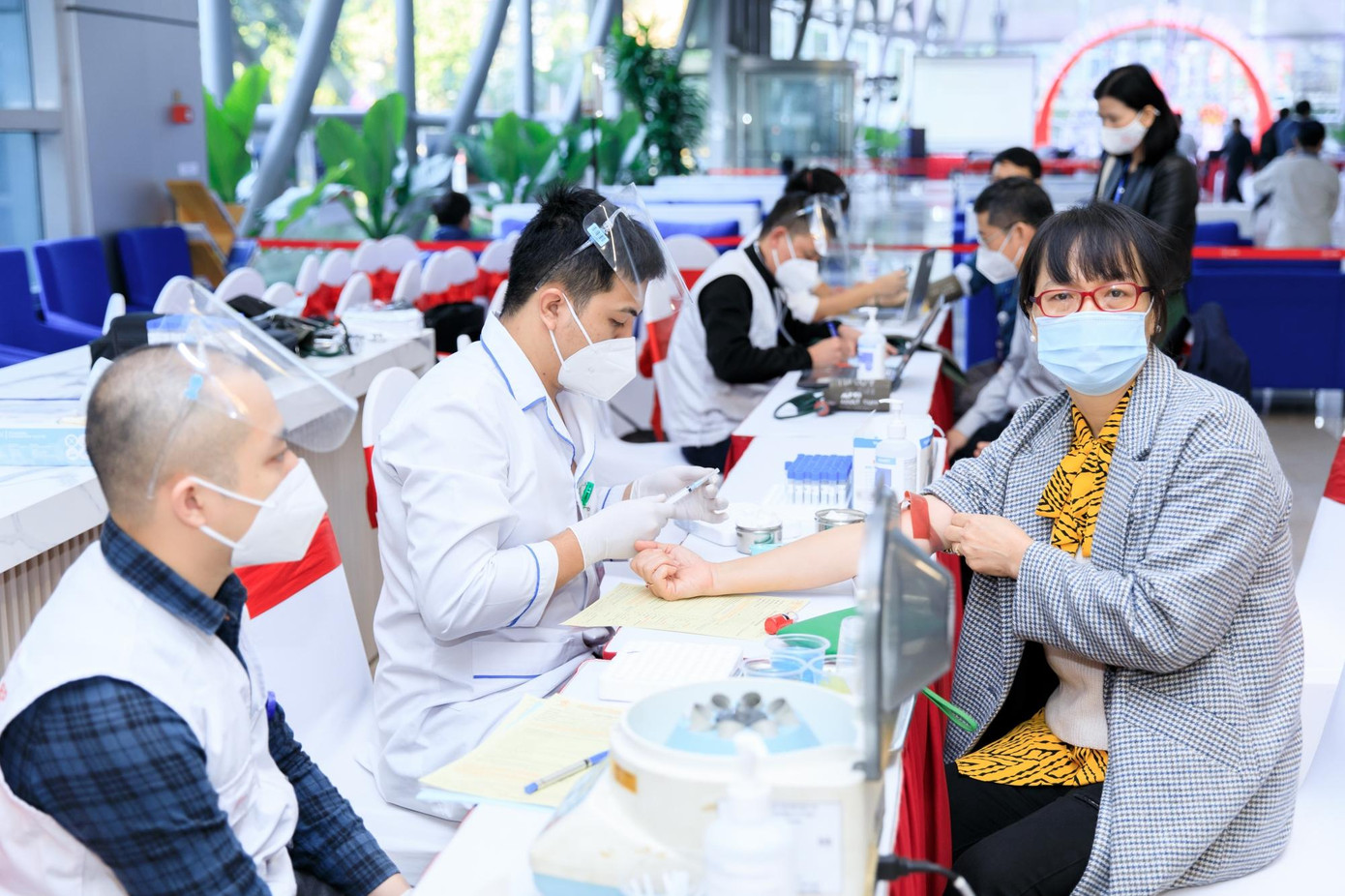 Các cán bộ, công nhân viên EVN tham gia hiến máu tại lễ phát động