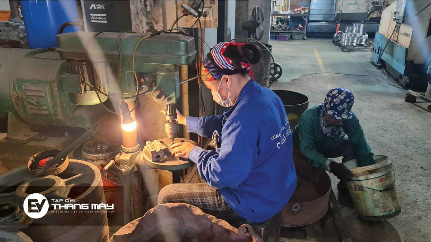 Thực trạng sản xuất linh kiện thang máy thủ công đặt ra bài toán về ứng dụng công nghệ kỹ thuật thang máy Thực trạng sản xuất linh kiện thang máy thủ công đặt ra bài toán về ứng dụng công nghệ kỹ thuật thang máy