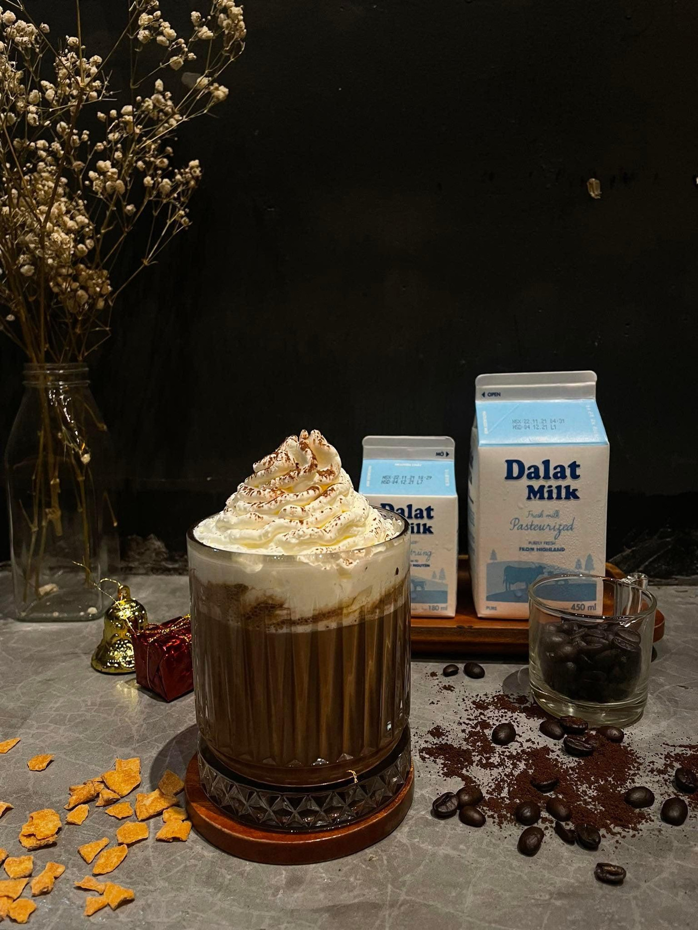 The Moco Hot cho mùa giáng sinh ấm áp. Link tham khảo: https://www.facebook.com/iamblack13/posts/3177395432492855