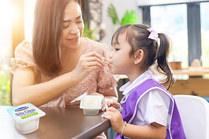 Mỗi ngày sử dụng một hộp sữa chua Vinamilk góp phần cân bằng hệ vi sinh đường ruột, tăng cường sức khỏe hệ tiêu hóa. Nguồn: Shutterstock