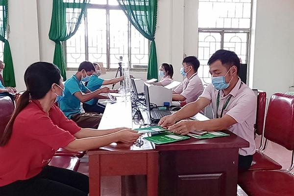 NHCSXH huyện Anh Sơn giải ngân vốn vay hộ nghèo tại Điểm giao dịch xã Phúc Sơn