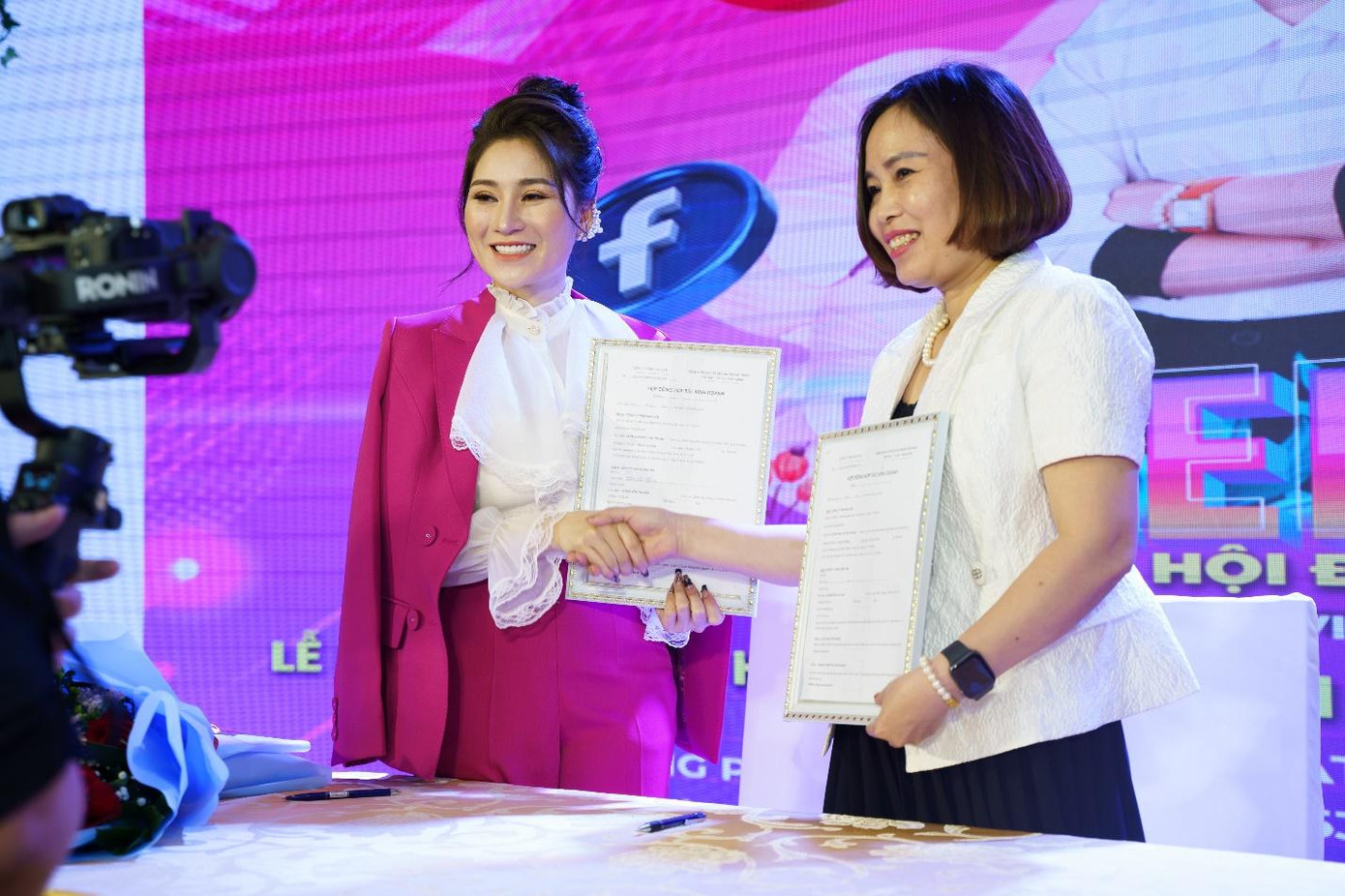 Ký kết hợp tác Giám đốc Công ty TNHH Viền Tím Ký kết hợp tác Giám đốc Công ty TNHH Viền Tím